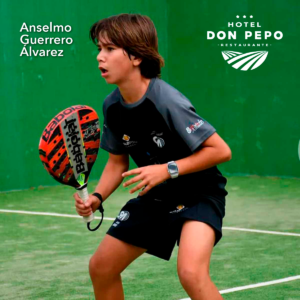 Anselmo Guerrero Álvarez, seleccionado por España para el Campeonato de Europa de Pádel en Budapest, patrocinado por el Hotel Don Pepo. Orgullosos de apoyar a este joven talento en ascenso.