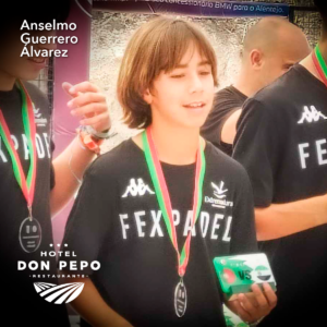 Anselmo Guerrero Álvarez, seleccionado por España para el Campeonato de Europa de Pádel en Budapest, patrocinado por el Hotel Don Pepo. Orgullosos de apoyar a este joven talento en ascenso.