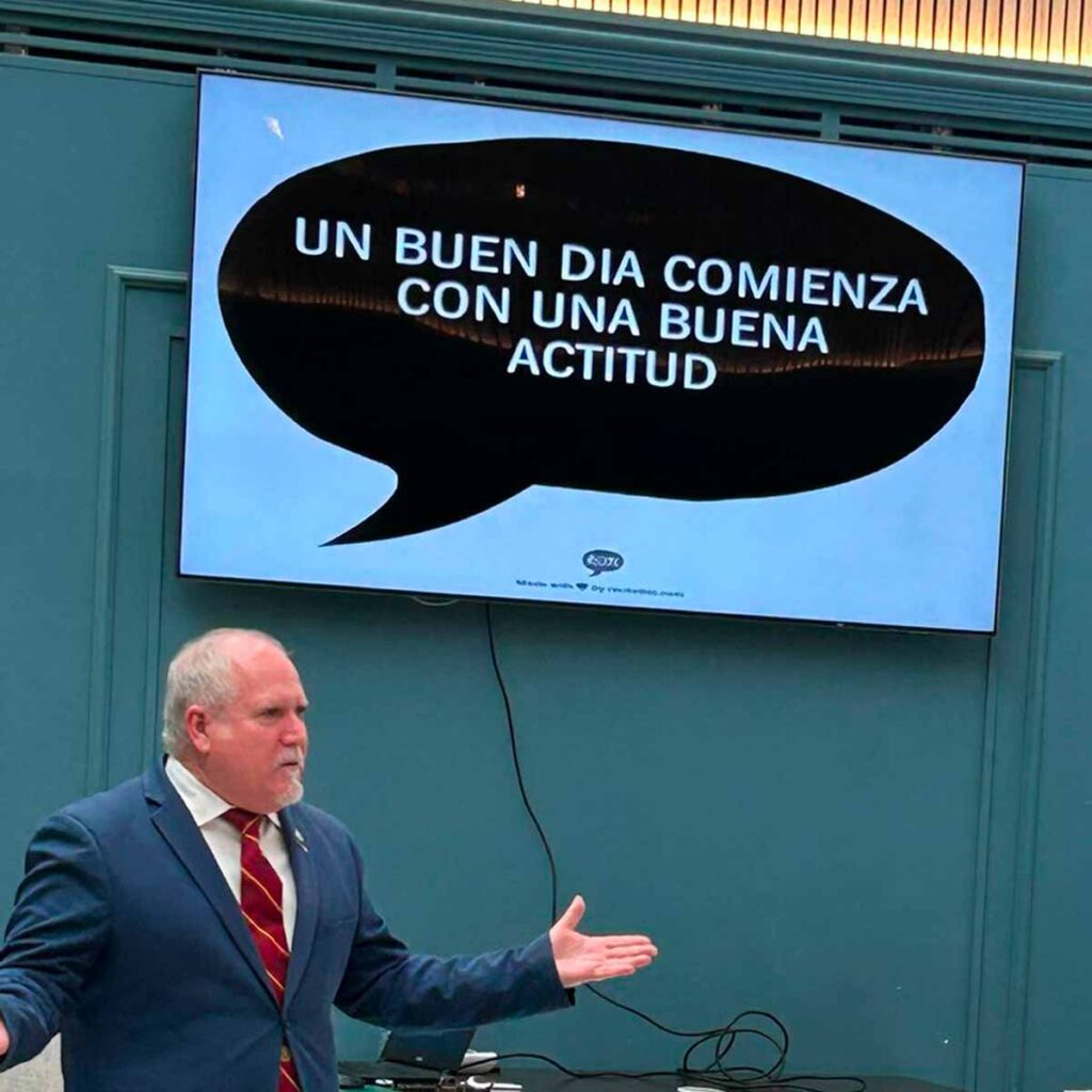 Jaime Ruiz Peña ofreciendo una charla motivacional en el salón del Hotel Don Pepo durante la reunión del grupo BNI Alto Rendimiento. Jaime Ruiz Peña ofreciendo una charla motivacional en el salón del Hotel Don Pepo durante la reunión del grupo BNI Alto Rendimiento.